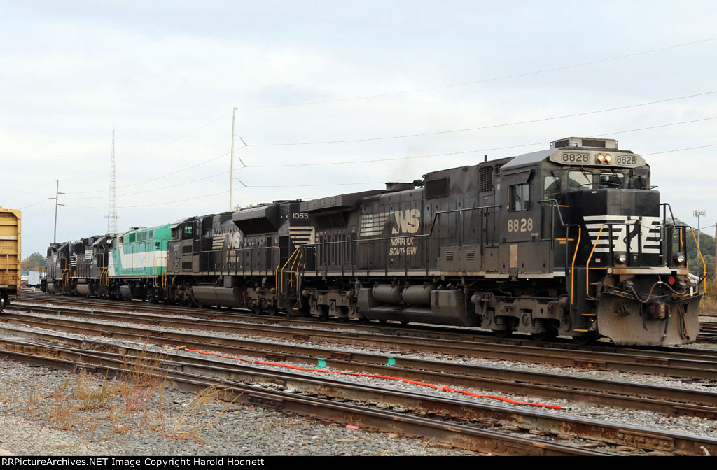 NS 8828 & 1055 hand off RNCX 18546 to train E60